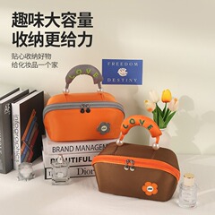 コントラストカラーの化粧品バッグ、クラウドピロー、大容量のポータブル化粧品シェルバッグ、トラベルトイレタリーバッグ、ポータブルで見栄えの良い