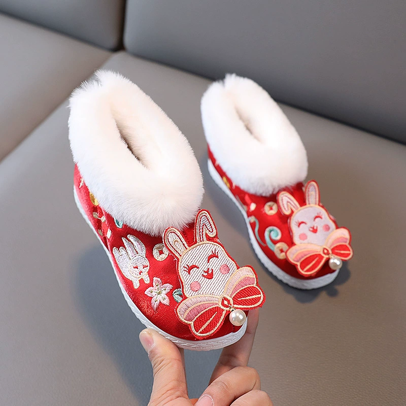 Зимние утепленные детские вышитые туфли для девочек с кроличьими бусинами, туфли в стиле Ханьфу, тканевые туфли ручной работы, новогодние туфли, полностью ручная работа.