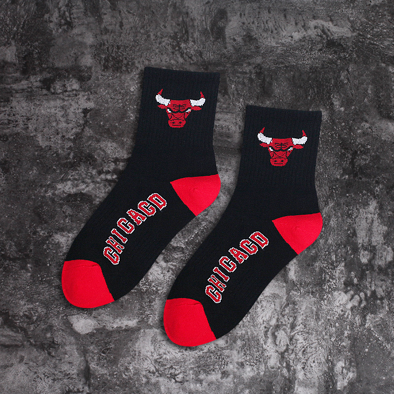 Calcetines de algodón para hombres a media pierna calcetines de baloncesto de la NBA de moda europea y americana logotipo del equipo estilo universitario estudiante calcetines deportivos hombres