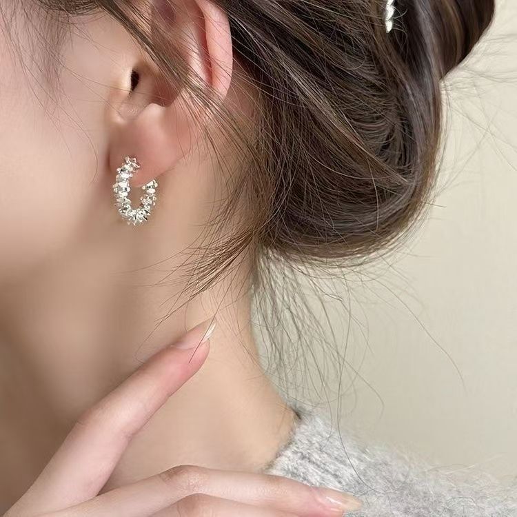 2025 Corea del Sur nueva sensación alta ligera de lujo pendientes de pendientes de nicho de diseño de pendientes de hueso de orejas de bordilla de mujer sin agujeros de orejas