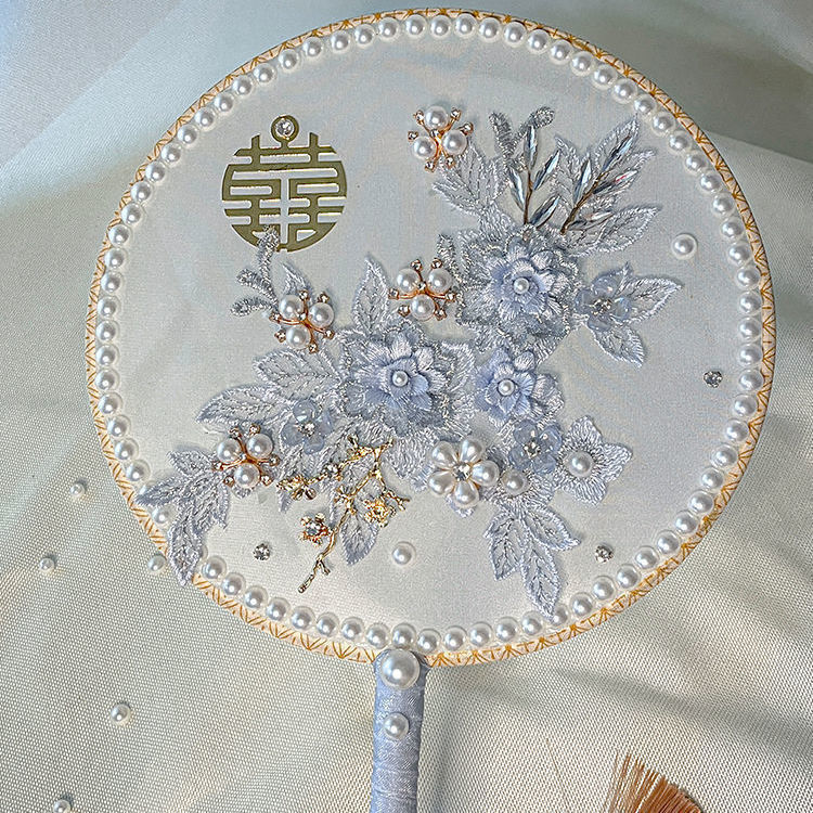 中国式の結婚式の秀禾の顔の団扇の新婦は結婚して花の古風を持って結婚します。|undefined