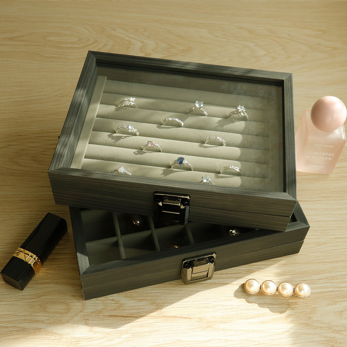 ��̴ľ�Ʋ����촰24�����κ����׶���չʾ���ɷ����鱦��С����Ʒ