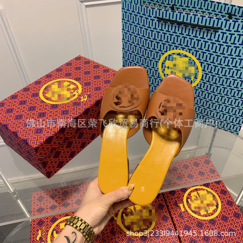 Comercio exterior TB hogar 2024 zapatillas planas huecas desgaste exterior de las mujeres Sandalias de tacón alto de moda Zapatos de una sola capa de piel de oveja alta de una línea