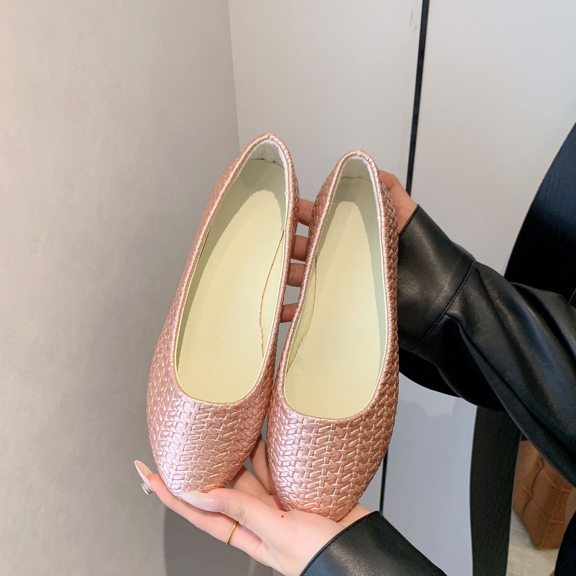 Gran tamaño de diseño trenzado sentido de otoño 2025 nuevo estilo poco profundo cabeza punta suela suave zapatos de abuela retro zapatos de sola plana para mujeres