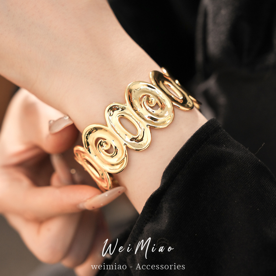 Temperamento de moda oval hueco brazalete de apertura personalidad europea y americana nicho exagerado pulsera de lujo ligera joyería de nicho