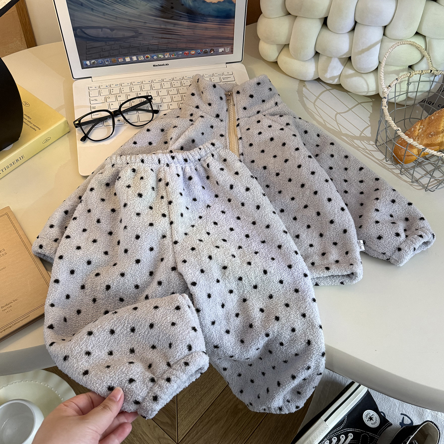 Invierno nuevo terciopelo grueso ropa de hogar para niños, hombres y mujeres, niños y niñas con un conjunto de calor coreano de ropa infantil al por mayor