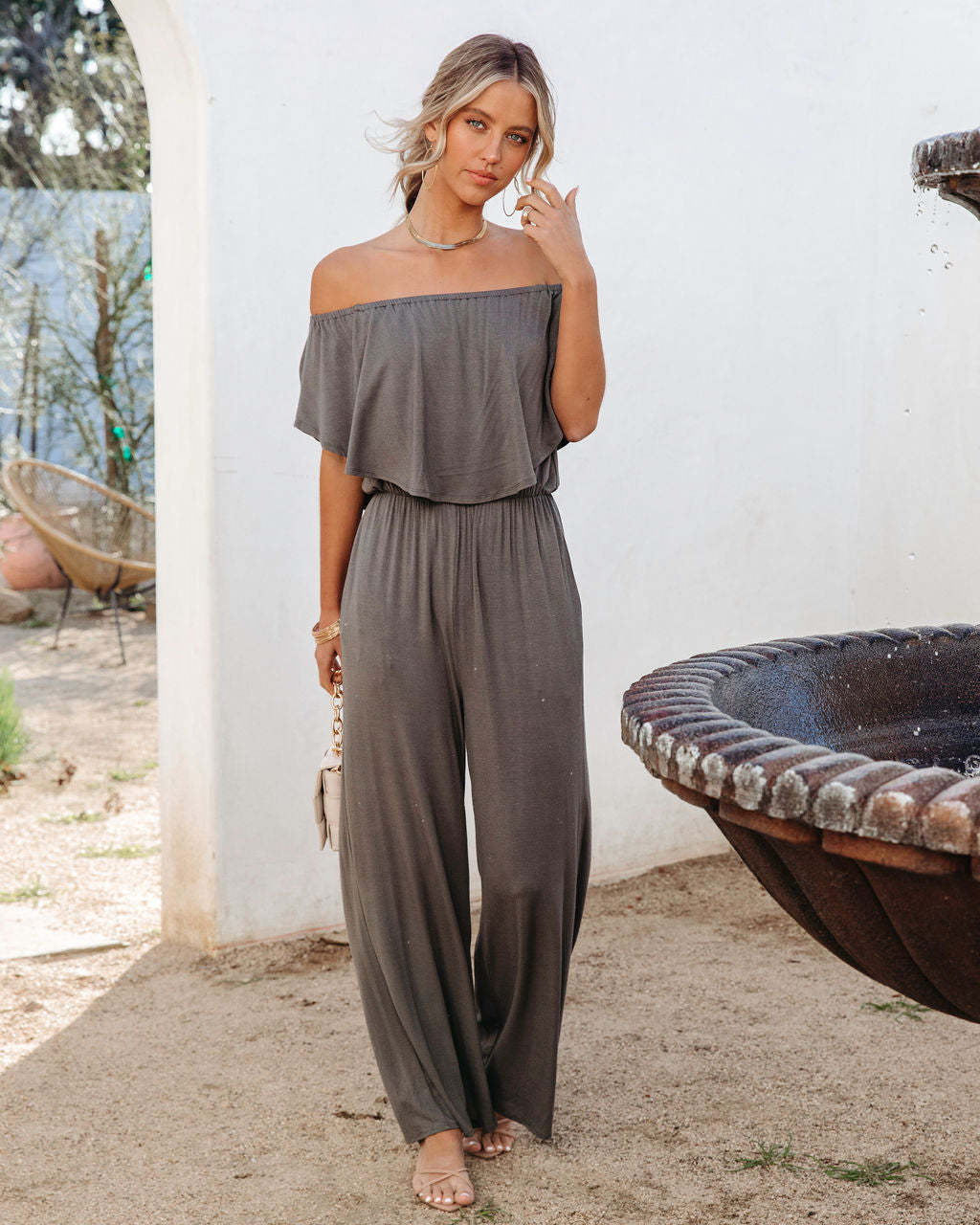 2024 Frühjahr/Sommer Damenbekleidung Ein modischer und eleganter schulterfreier Jumpsuit mit lässiger Hose mit weitem Bein für Damen_voghion.com