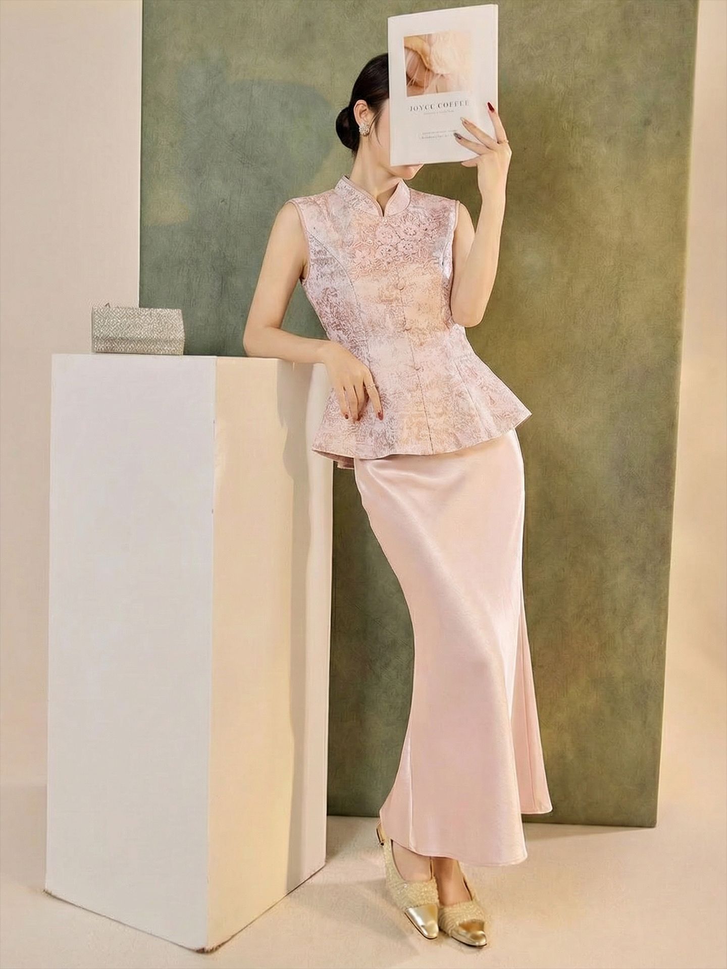 Áo khoác thêu châu không tay kiểu Trung Quốc mới, thiết kế quốc phong họa tiết loang màu, dáng ôm — Hồng ngó sen