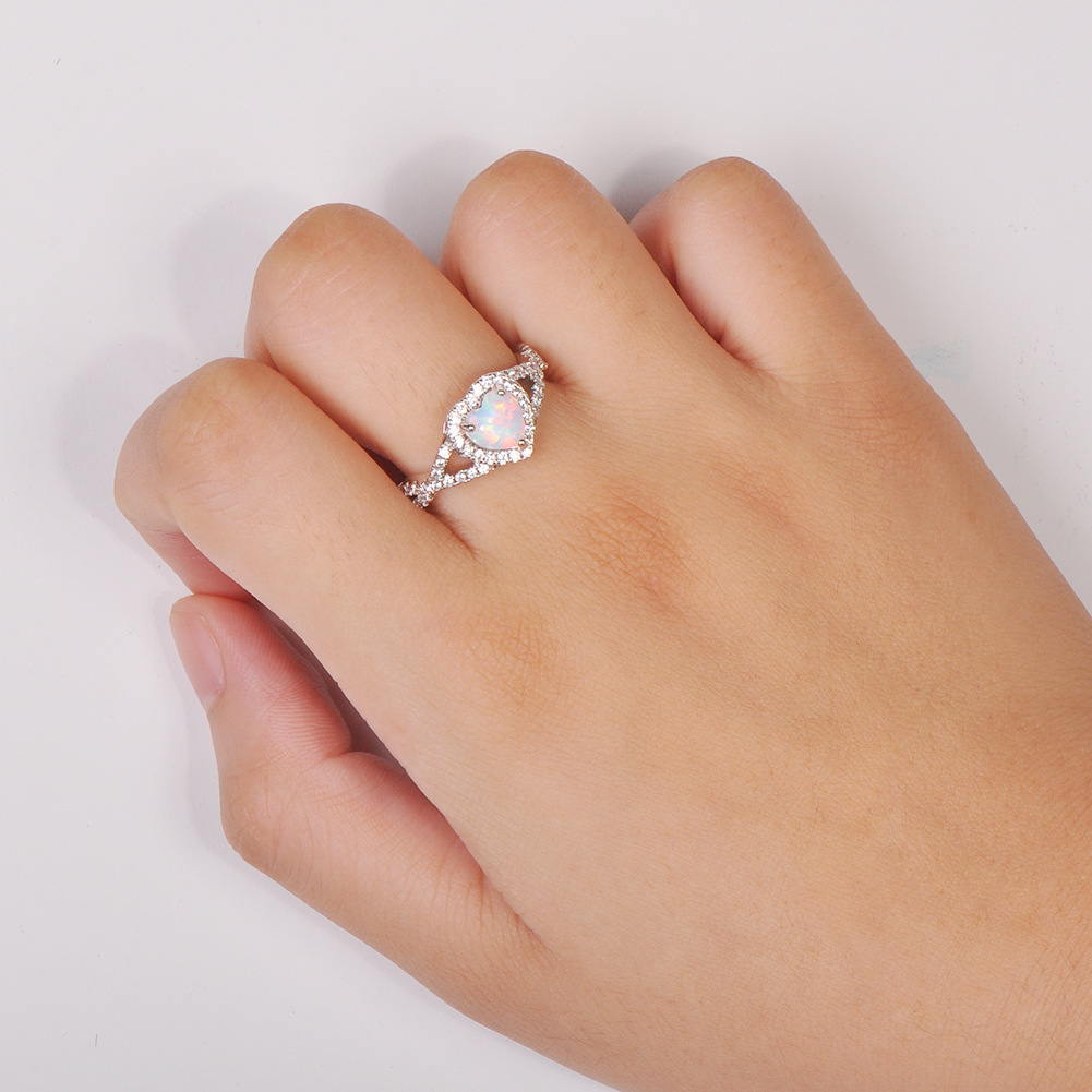 白金澳宝桃心边白钻交叉戒指