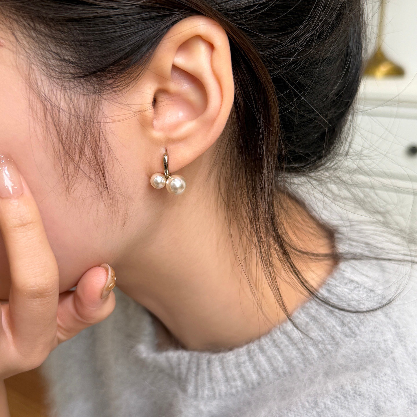 Elegant Pearl Cherry Stud Earrings In Mocha Mousse And Gold Tone_voghion.com