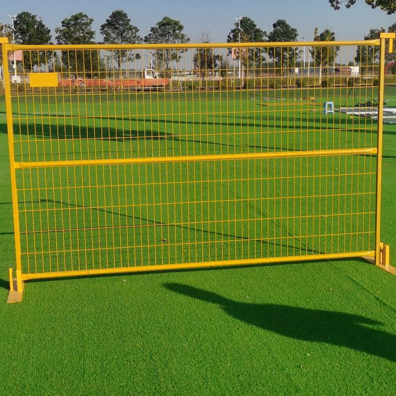 热销加拿大焊接移动护栏黄色 喷涂焊接临时栅栏防护网 PVC防护蓝