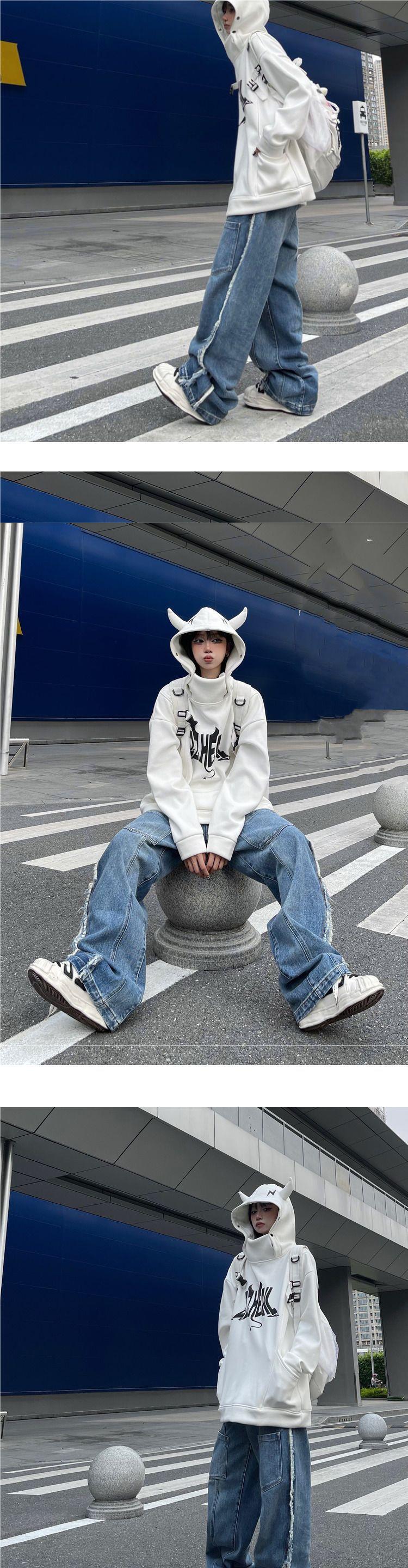 Wide-leg jeans with multi-pocket design