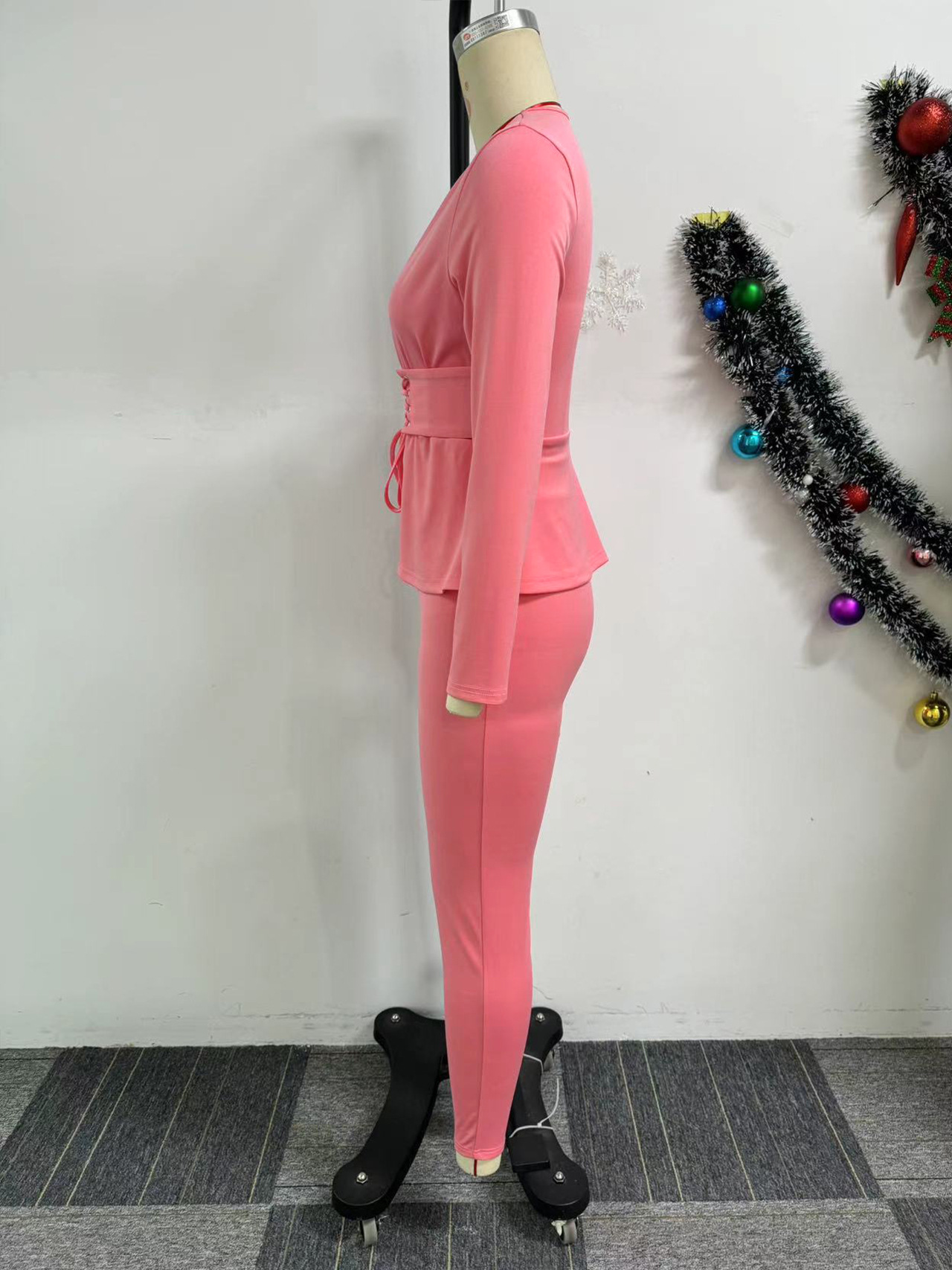 Conjunto de dos piezas de blusa y pantalón de manga larga con escote en V y cintura ajustada de color liso