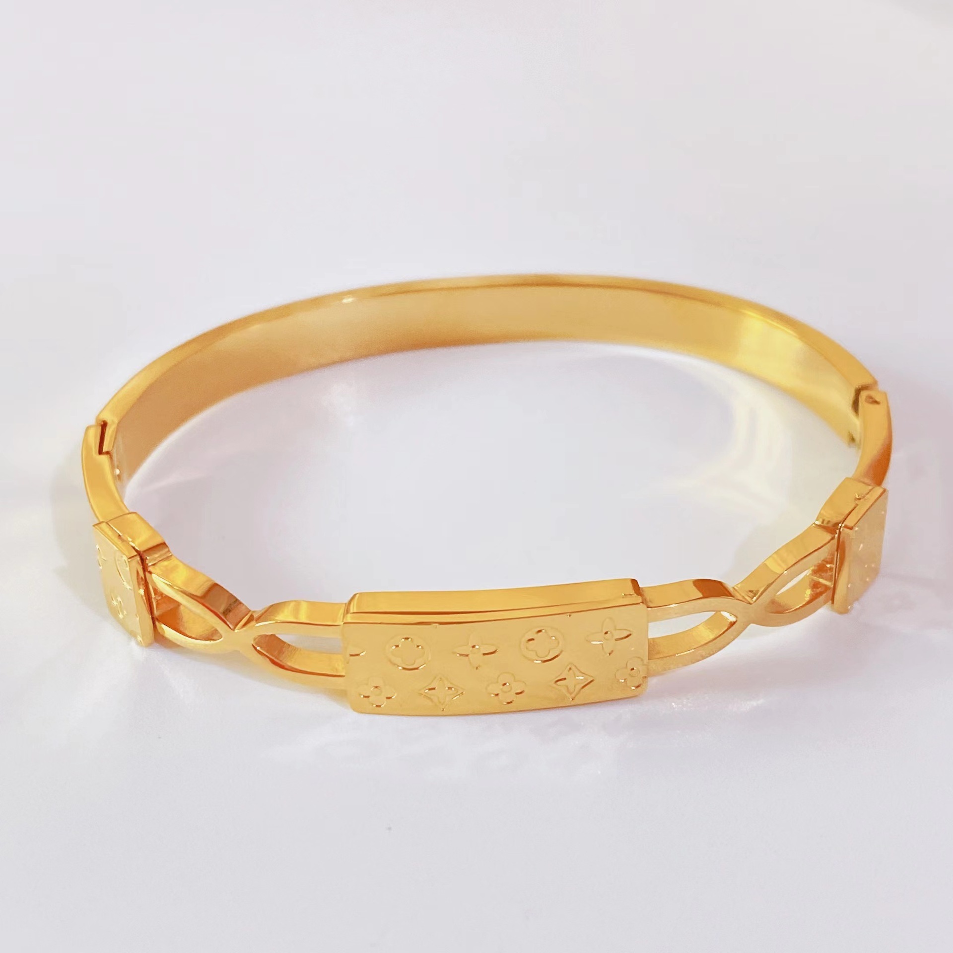 Nuevo Brazalete De Mujer De Acero Inoxidable Con Trébol De Cuatro Hojas De Oro De 18 Quilates Y Acero De Titanio Nuevo A La Moda display picture 4