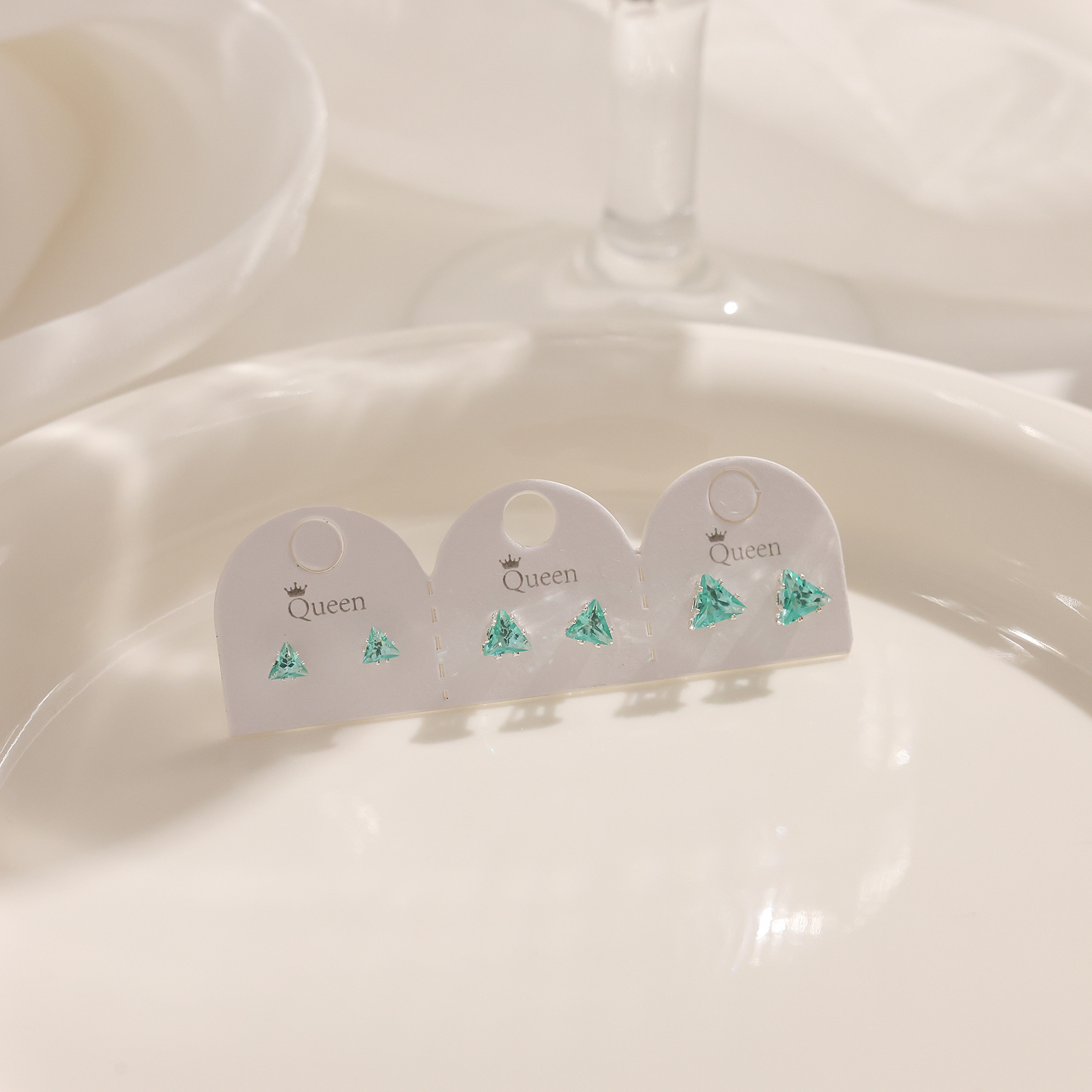 Juego de pendientes de aguja plateados, sencillos y compactos para mujer, pendientes geométricos en forma de corazón, bonitos, dulces y versátiles, venta al por mayor para puestos de mercado