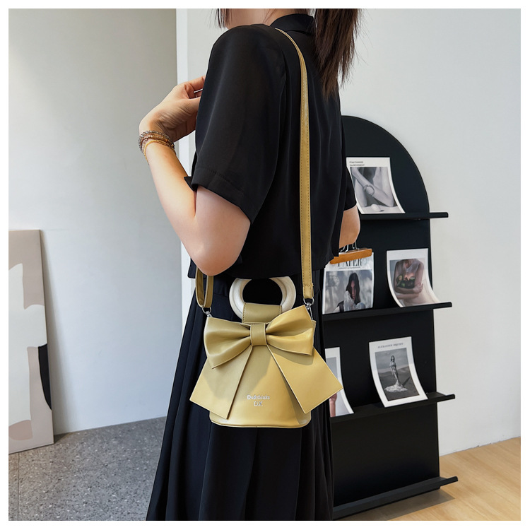2022 أزياء ربيع جديد الإناث اسطوانة الرجعية صغيرة الكتف Crossbody Bowknot حقيبة display picture 2