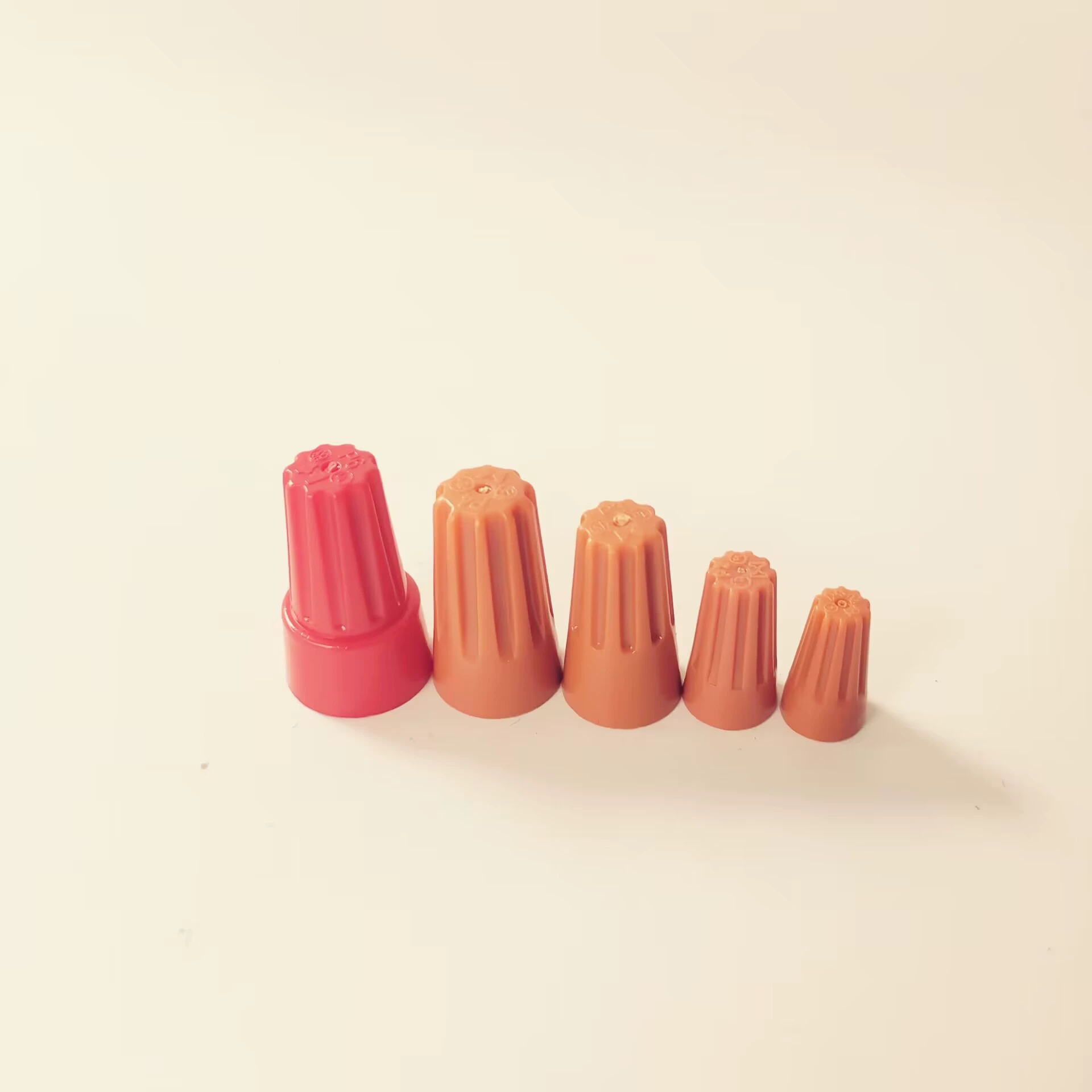 Большой выбор спиральных клеммных колодок, сертифицированных по стандарту Gold Pen, нажимных клеммных блоков, аксессуаров для освещения