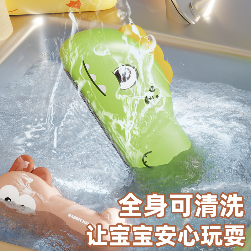 子供は大きいサイズの口オルガンを吹くことができます。|undefined
