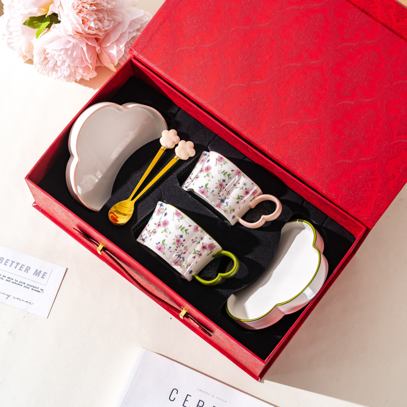 Retro flor de ciruela taza de café y plato conjunto de alta calidad exquisita taza de té de la tarde caja de regalo regalo de boda regalo de mano