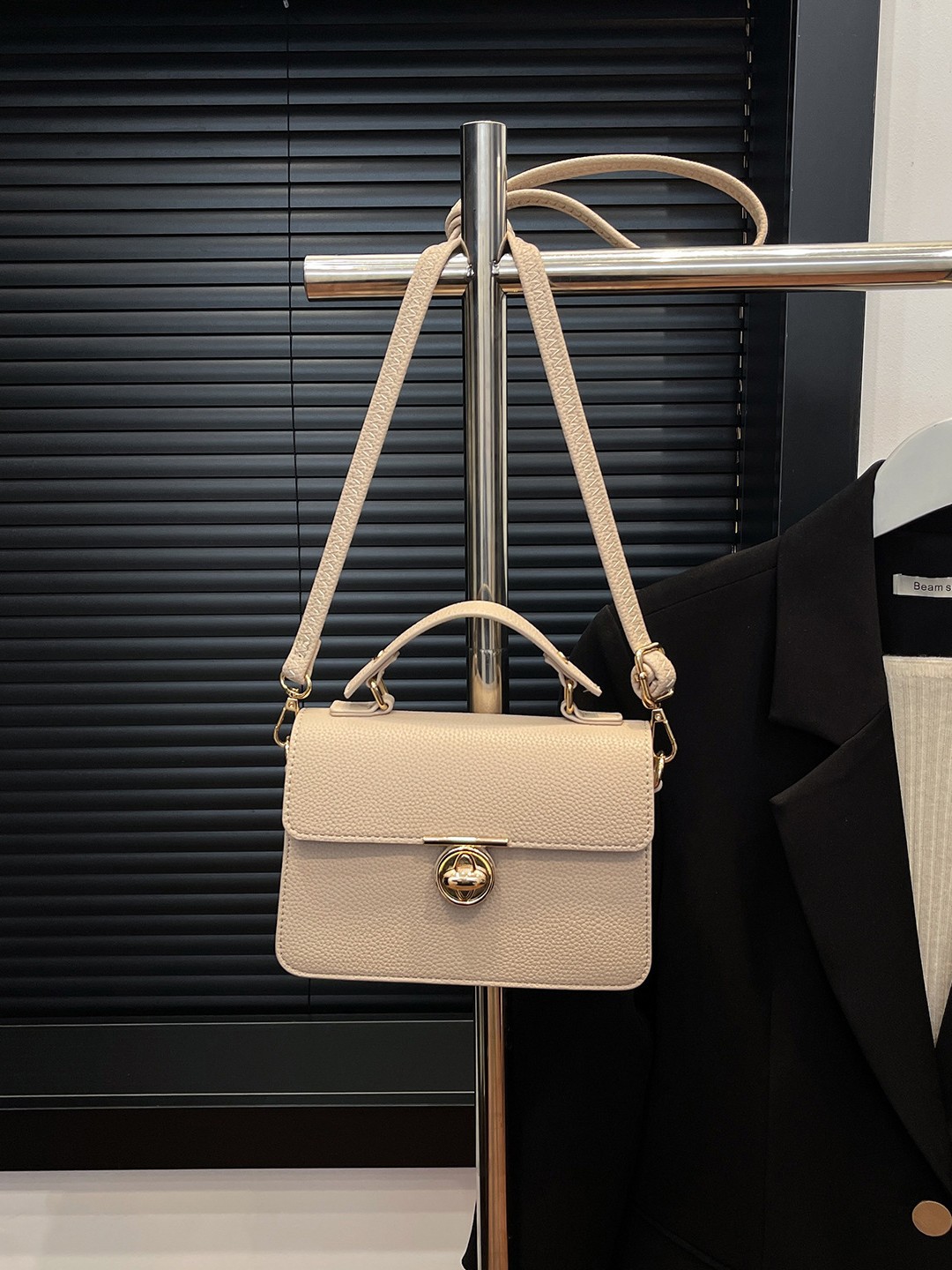 Bolso de mochila para mujeres 2025, nuevo tipo transfronterizo de lichi, bolso de mano cuadrado, sensación de alto nivel, lujo ligero, bolso de hombro universal