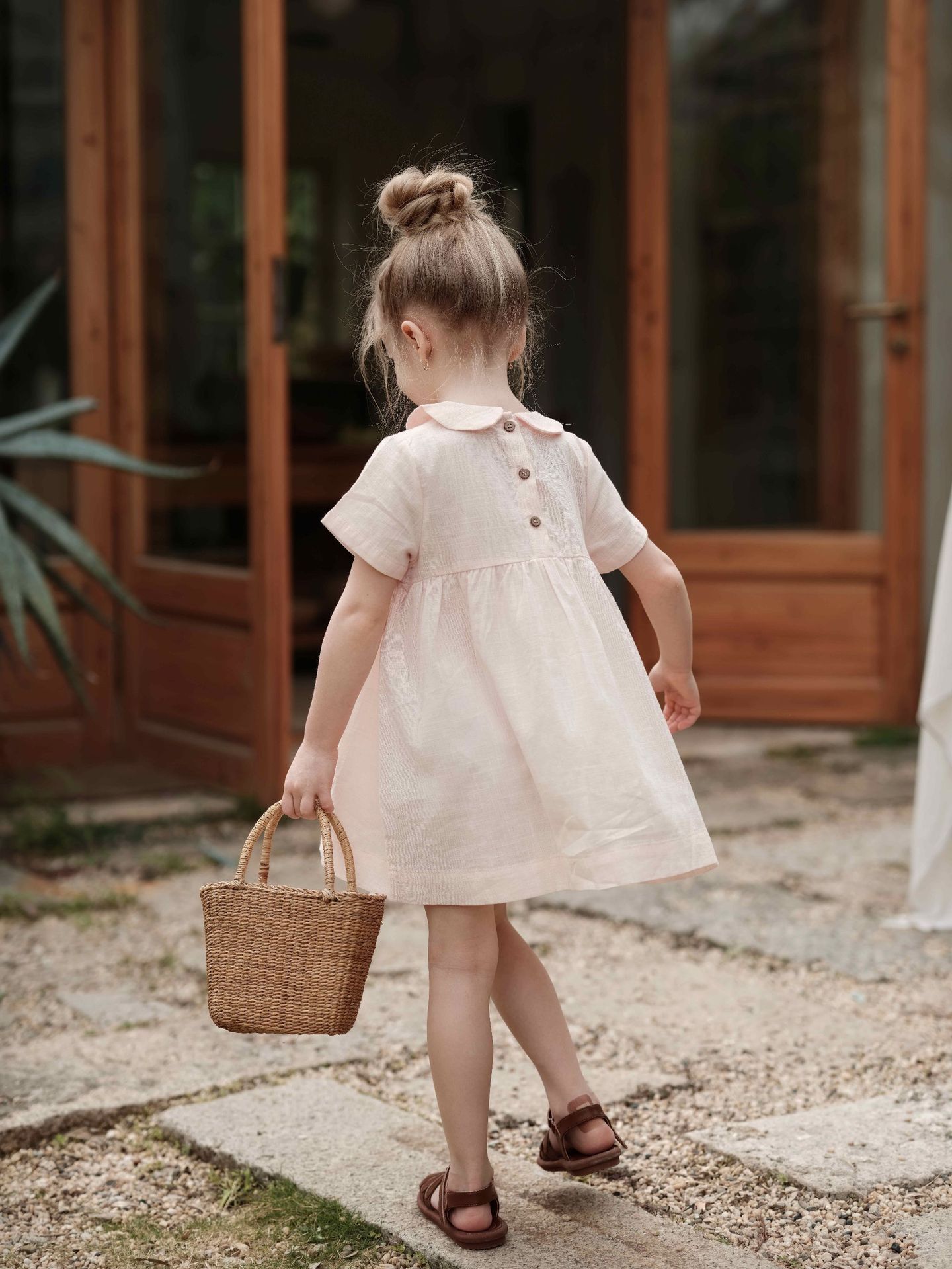 Vestido niña de algodón y lino bordado a mano con cuello_voghion.com