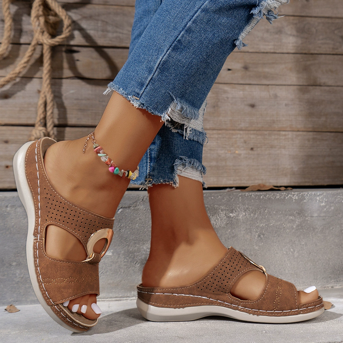 Европейские и американские тапки на каблуке с толстой подошвы женщины 2024 года