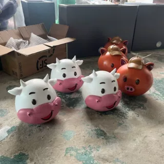 玻璃钢卡通不倒翁雕塑萌趣牛猪造型商场美陈儿童乐园互动装置定制