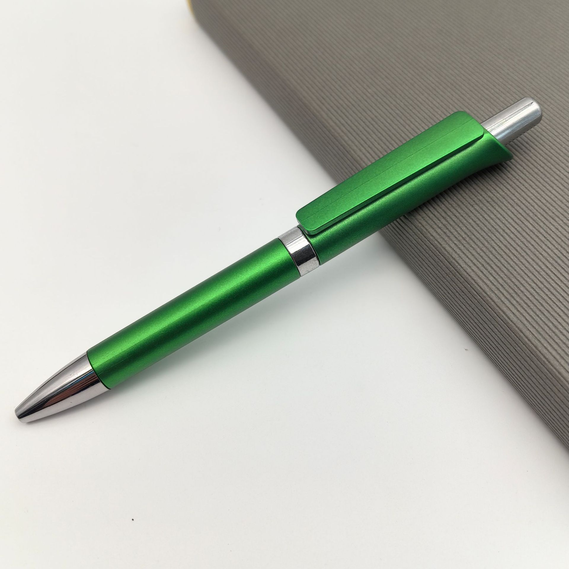 Presione el bolígrafo publicitario, poste de pintura en aerosol clásico, bolígrafo de plástico, regalo, promoción, bolígrafo publicitario, personalización