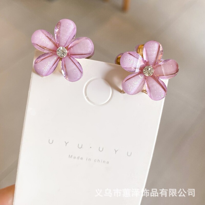 子供の水晶の花の小さいつかみの女の子のサイドは髪を挟みます。|undefined