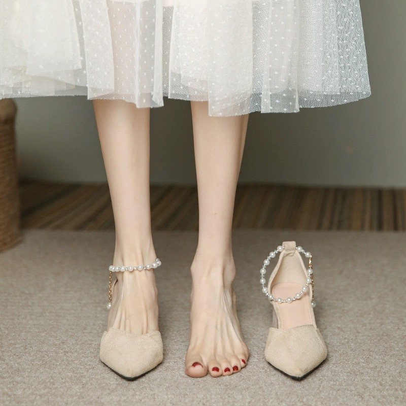 Tacones altos para mujeres 2026 nuevos tacones de hadas de viento medio tacones gruesos chicas de viaje agudos franceses zapatos de perlas individuales para mujeres