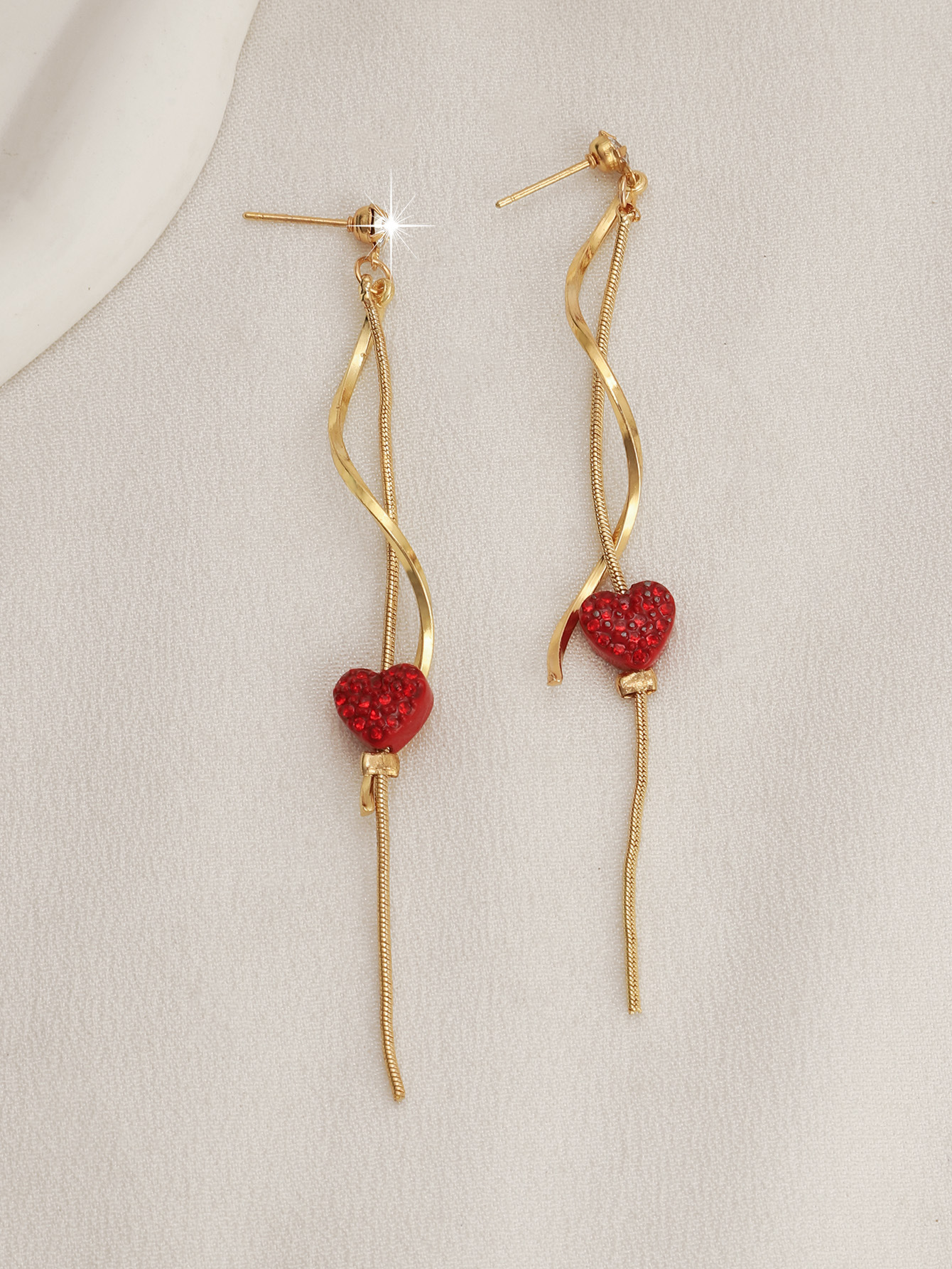 Brincos longos elegantes de coração com pérolas e borlas_voghion.com