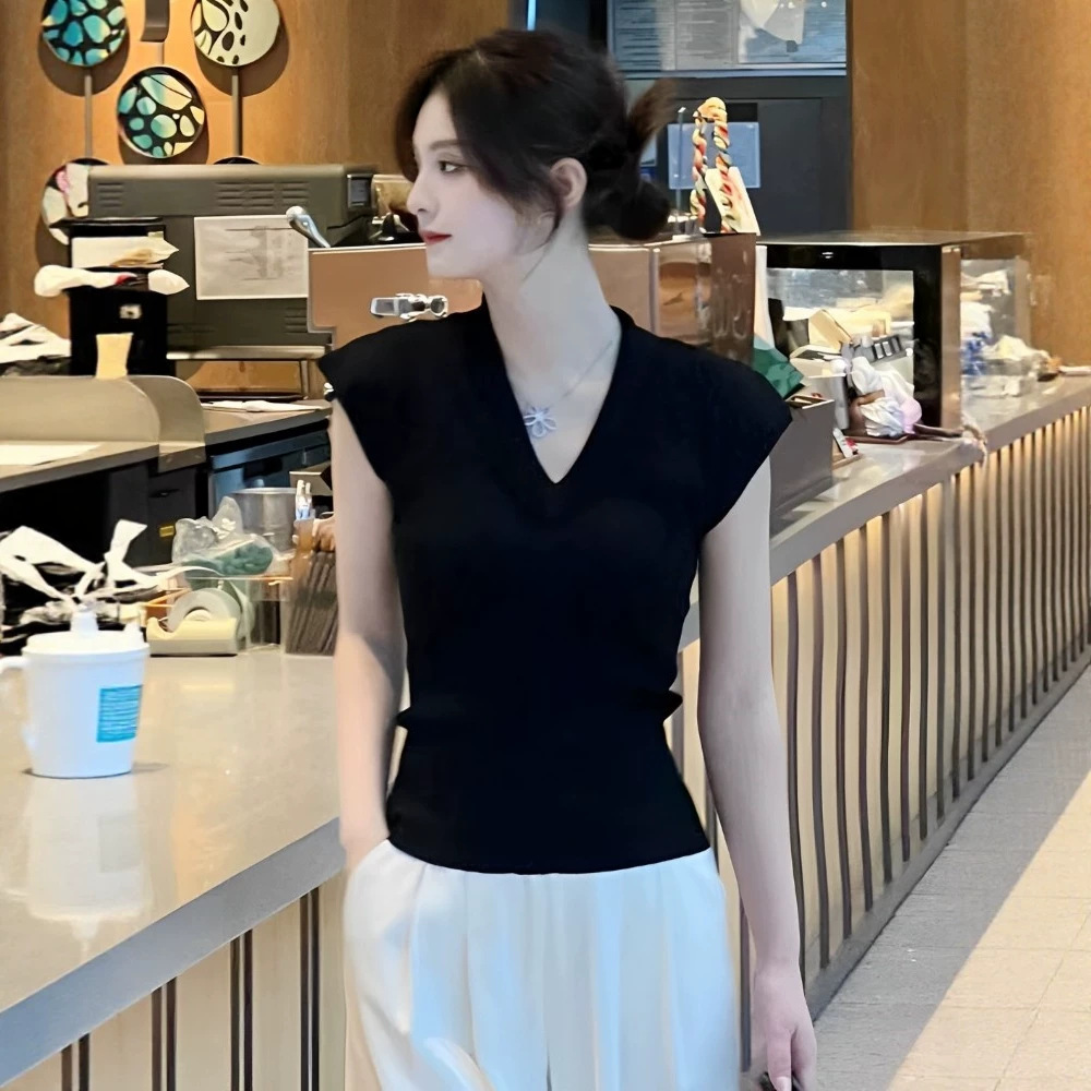 Áo hai dây nữ cổ V ren, chất liệu lụa dệt kim mát lạnh, lưng dây buộc, dáng ôm sát — đen chi tiết 2