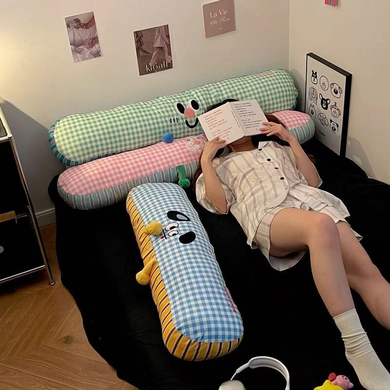 枕を抱いて寝ている長いベッドの上で枕の人形を遮ることができます。|undefined