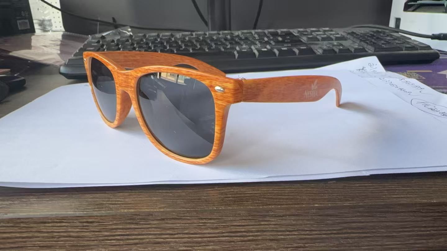 Gafas de sol retro de moda 2025, estilo caramelo con clavos de sombrilla de arroz, venta al por mayor directa de fábrica