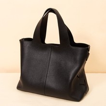 2025跨境通勤斜挎包法国POEIVE真皮时尚单肩水桶包大容量手提包