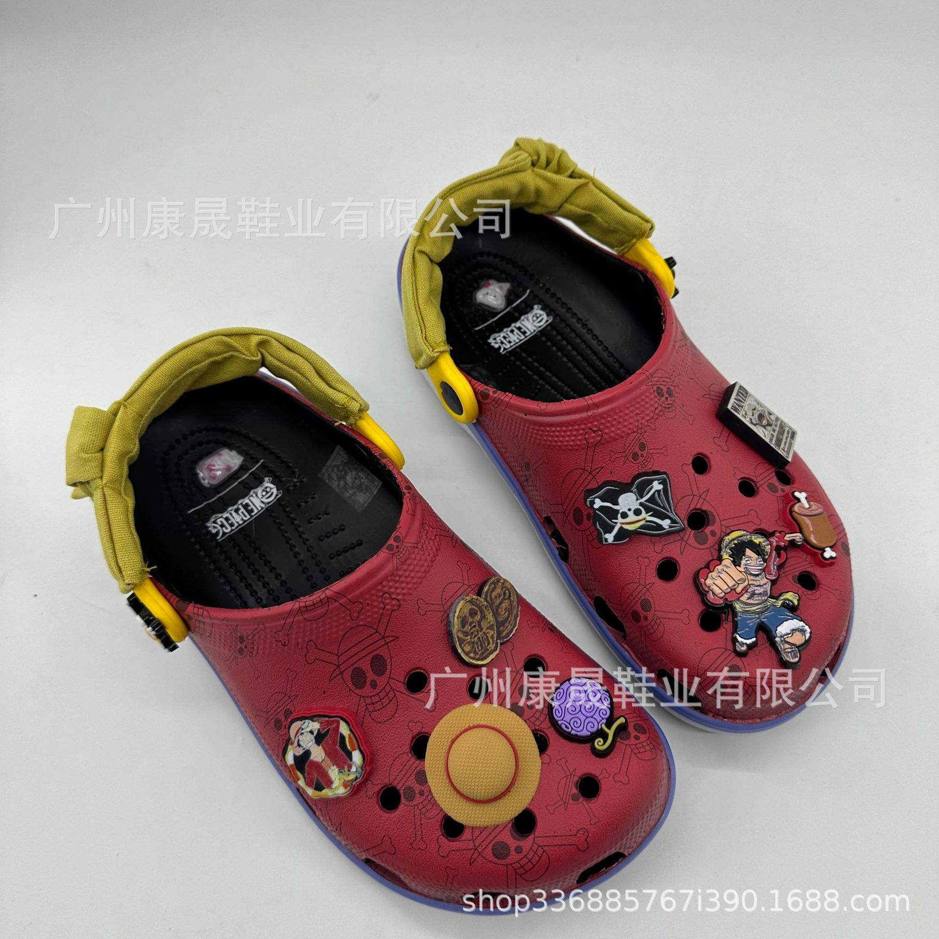 26 nuevos piratas Luffy zapatos de verano anti-desgaste zapatos de playa para hombres y mujeres zapatillas de playa cómodas al aire libre