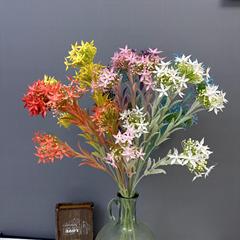 新しい星のシミュレーション花ins風結婚祝い結婚式場の装飾手は花の室内のお茶のいくつかの装飾の花の材料を持ちます。