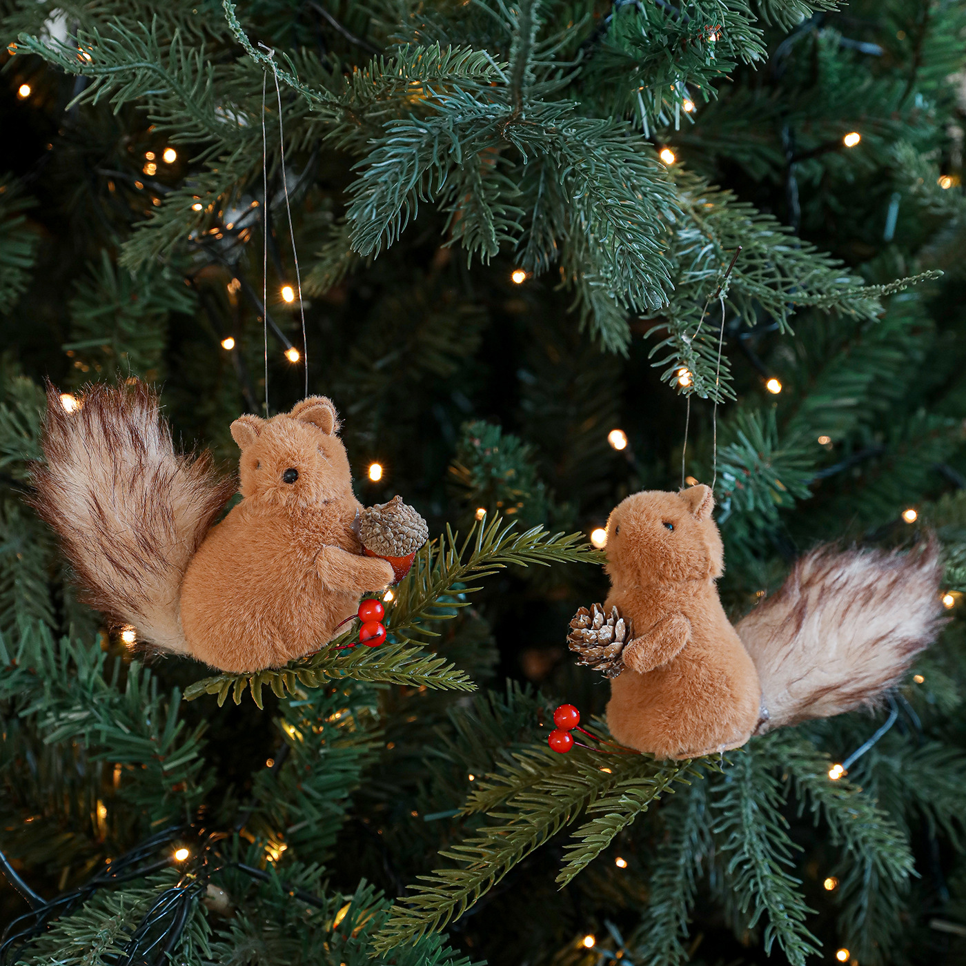 Colgante de ardilla de peluche transfronterizo rama de pino muñeca de dibujos animados decoración del árbol de Navidad decoración de escritorio colgante en stock