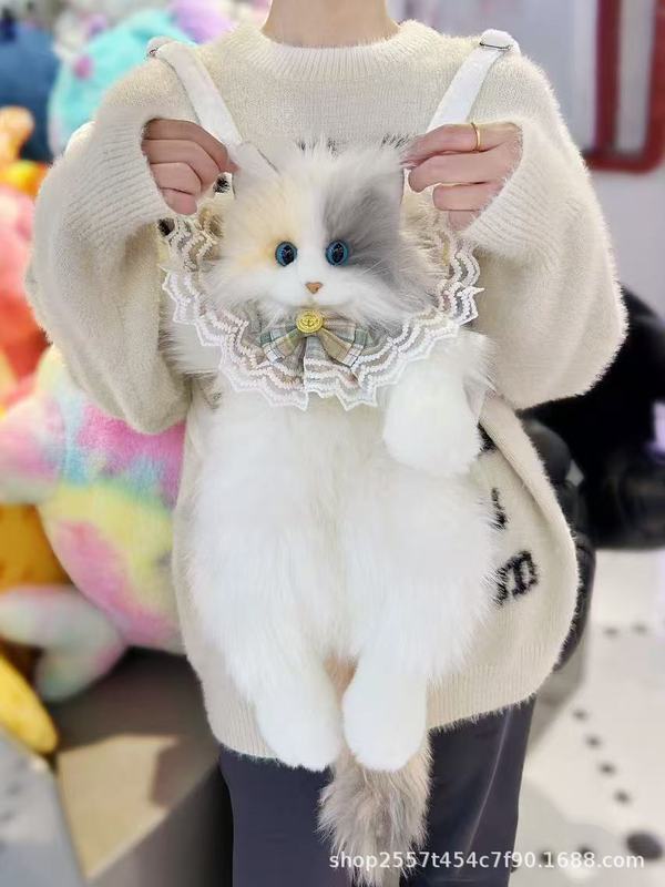 震え音の同じタイプの三花猫は猫の人形のぬいぐるみのぬいぐるみの猫のリュックサックの誕生日プレゼントをシミュレーションします。|undefined