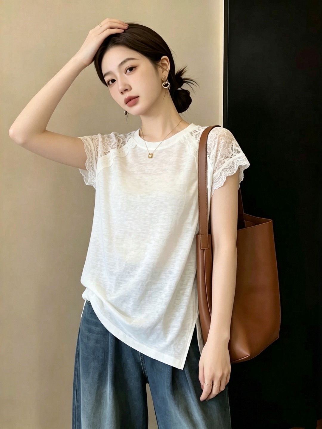 Áo thun nữ tay ngắn ren phối vai chẻ tà thiết kế — màu trắng