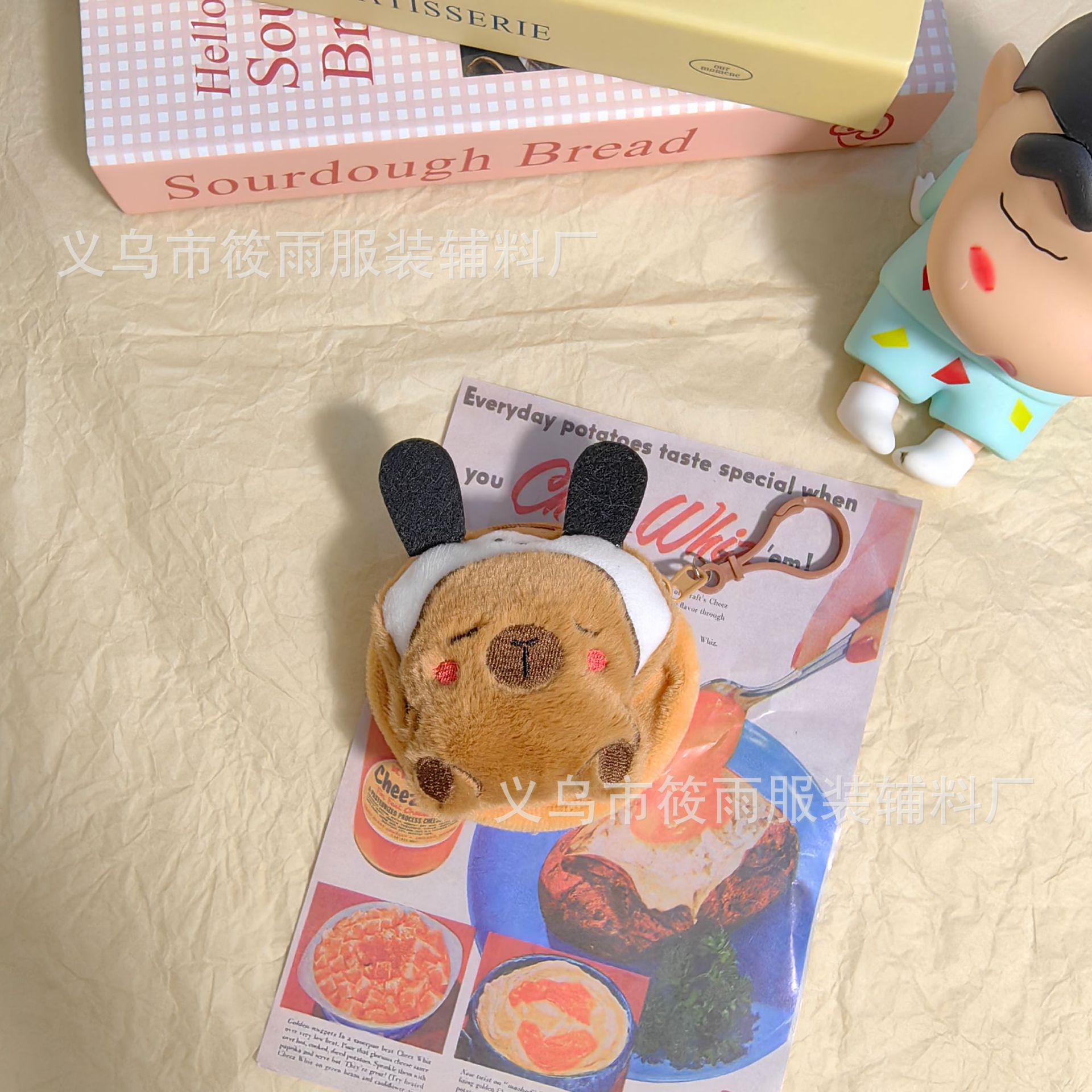 Traje de vestir Sanrio Kapibala Carpinno Monedero de felpa Accesorios Mochila escolar Llavero Colgante Auriculares Bolsa de almacenamiento