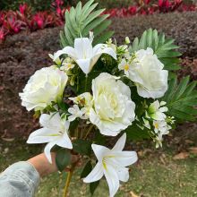 带叶玫瑰把束花家居装饰仿真花摆件仿真百合假花婚庆桌花开业花篮