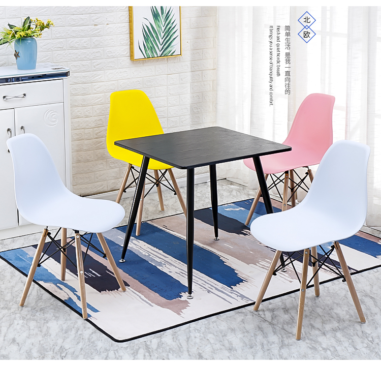 Negociación nórdica, recepción, combinación de mesas y sillas, balcón doméstico simple, mesa redonda pequeña de madera maciza, silla de tienda de té con leche de café