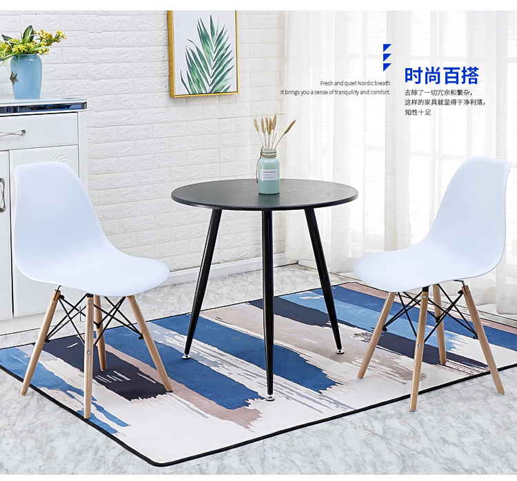 Negociación nórdica, recepción, combinación de mesas y sillas, balcón doméstico simple, mesa redonda pequeña de madera maciza, silla de tienda de té con leche de café