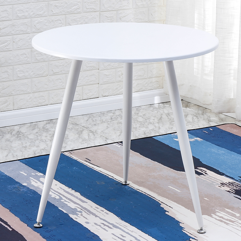 Negociación nórdica, recepción, combinación de mesas y sillas, balcón doméstico simple, mesa redonda pequeña de madera maciza, silla de tienda de té con leche de café