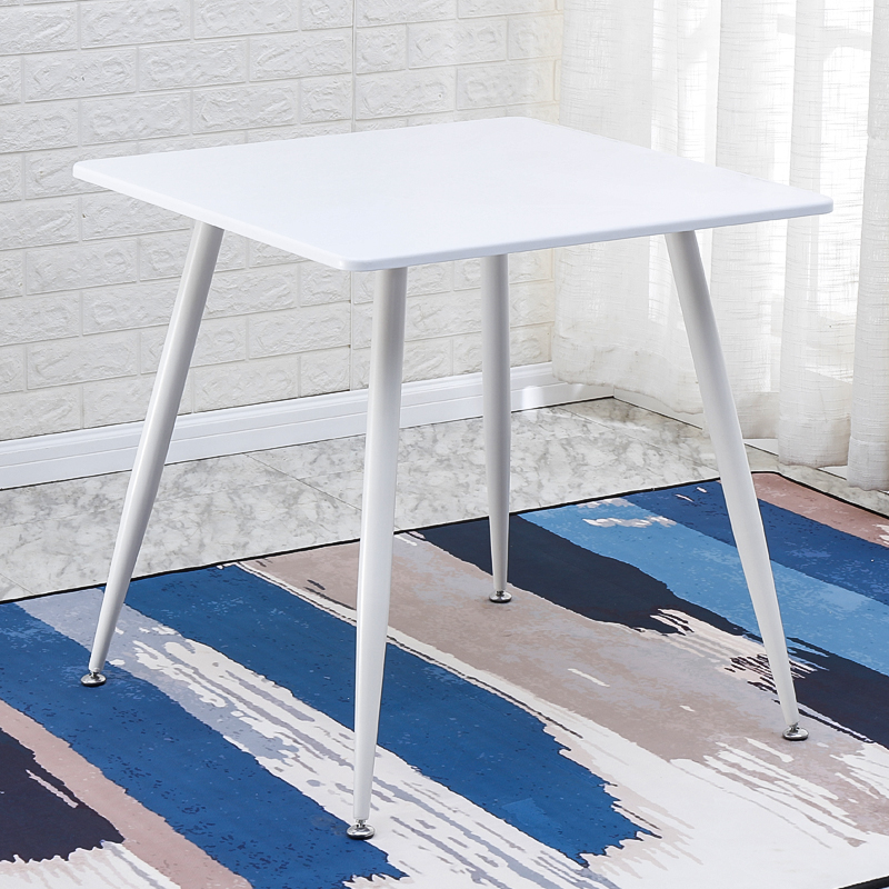 Negociación nórdica, recepción, combinación de mesas y sillas, balcón doméstico simple, mesa redonda pequeña de madera maciza, silla de tienda de té con leche de café