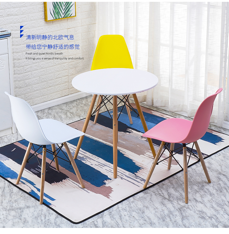 Negociación nórdica, recepción, combinación de mesas y sillas, balcón doméstico simple, mesa redonda pequeña de madera maciza, silla de tienda de té con leche de café