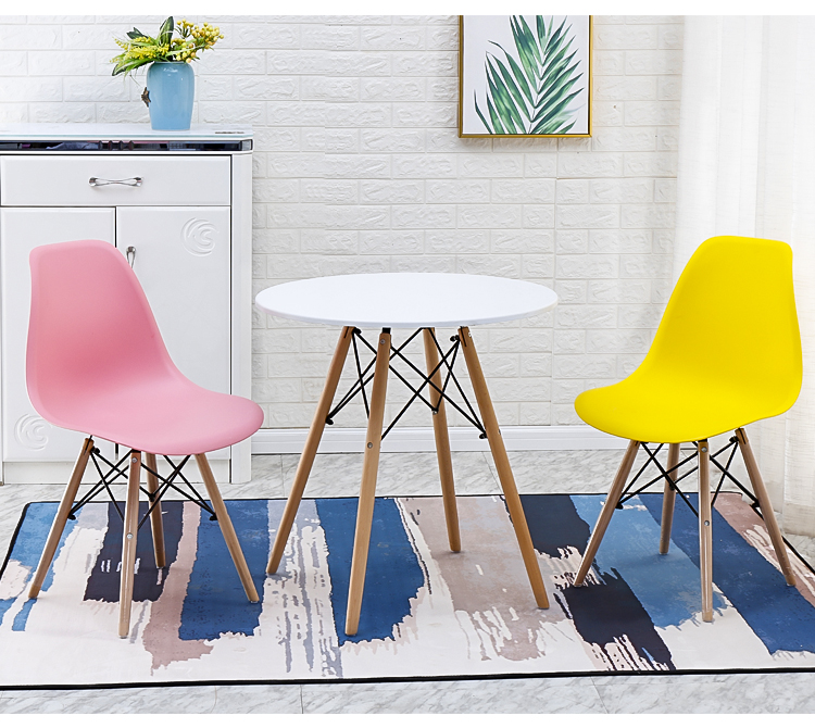 Negociación nórdica, recepción, combinación de mesas y sillas, balcón doméstico simple, mesa redonda pequeña de madera maciza, silla de tienda de té con leche de café