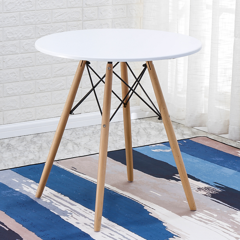 Negociación nórdica, recepción, combinación de mesas y sillas, balcón doméstico simple, mesa redonda pequeña de madera maciza, silla de tienda de té con leche de café
