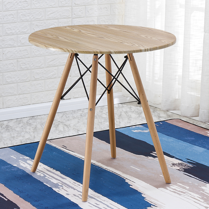 Negociación nórdica, recepción, combinación de mesas y sillas, balcón doméstico simple, mesa redonda pequeña de madera maciza, silla de tienda de té con leche de café